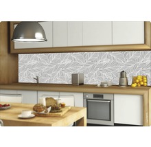 Crédence de cuisine avec motif de feuilles dans une cuisine moderne