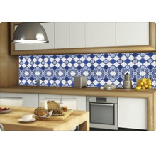 Scène de cuisine avec crédence carrelée au design bleu et blanc