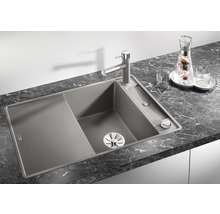 Évier avec égouttoir, robinet et carafe d''eau sur plan de travail