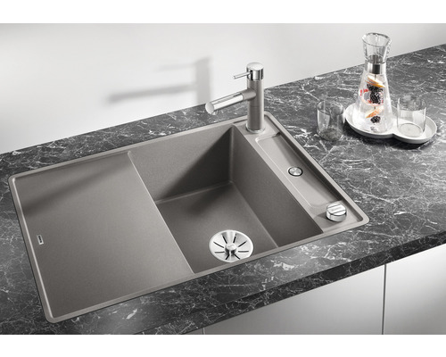 Évier avec égouttoir, robinet et carafe d''eau sur plan de travail