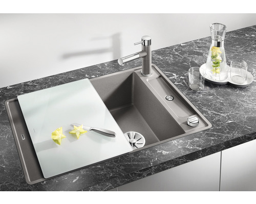 Évier de cuisine en matériau composite avec planche à découper, robinetterie et distributeur de savon