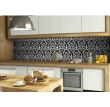 Scène de cuisine avec fond à motif floral