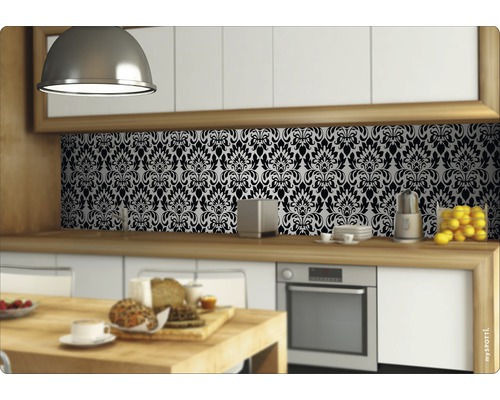 Scène de cuisine avec fond à motif floral