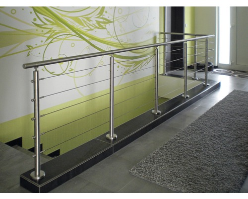 Treppenhaus mit Edelstahlgeländer und Drahtseilen