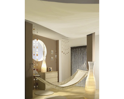 Intérieur avec hamac, commode, lampadaires et décorations pour une ambiance relaxante.