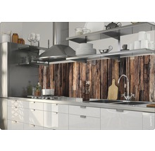 Scène de cuisine avec évier, plaque de cuisson et crédence en bois