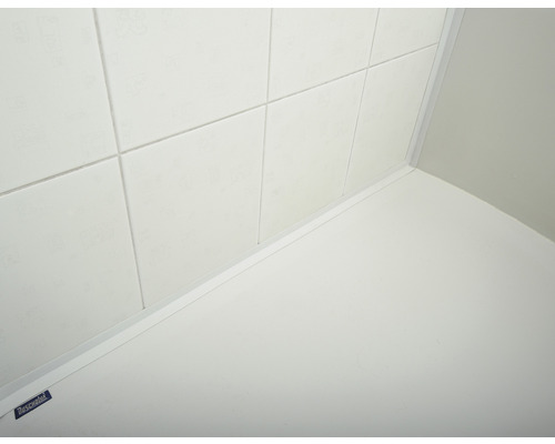 Gros plan d''un angle avec des carreaux et une bande d''étanchéité dans la salle de bain