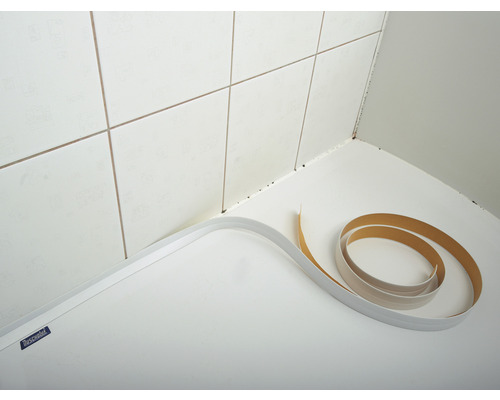 Joint de salle de bains avec bande d''étanchéité autocollante sur baignoire