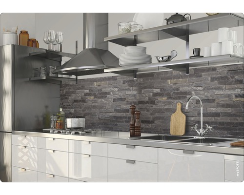 Scène de cuisine avec évier, robinet, cuisinière et hotte aspirante