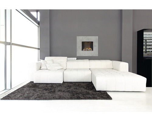 Salon moderne avec canapé blanc, cheminée et tapis