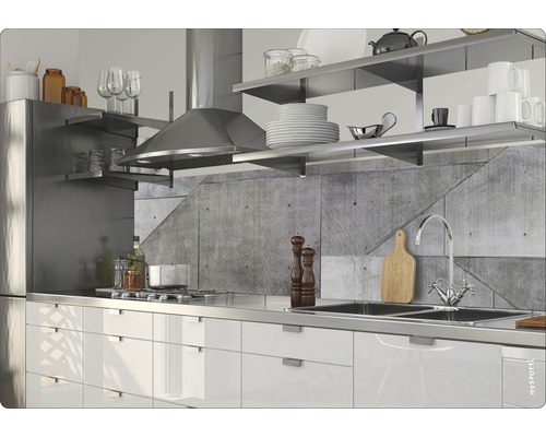 Cuisine lumineuse avec hotte en acier inoxydable, étagères et armoires blanches.