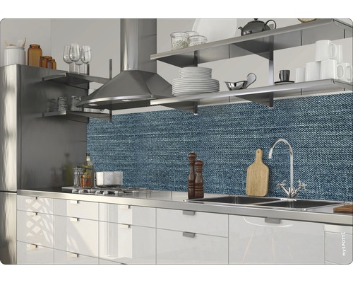 Scène de cuisine avec plan de travail, évier, robinet, plaque de cuisson et crédence au design denim.