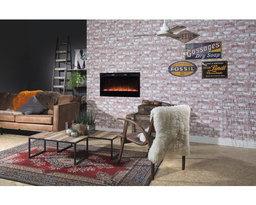 Wohnzimmer mit Sofa, Couchtisch, Teppich, Sessel und Elektrokamin