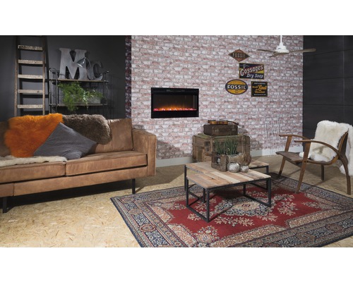 Wohnzimmer mit Sofa, Sessel, Couchtisch, Teppich und Dekoration