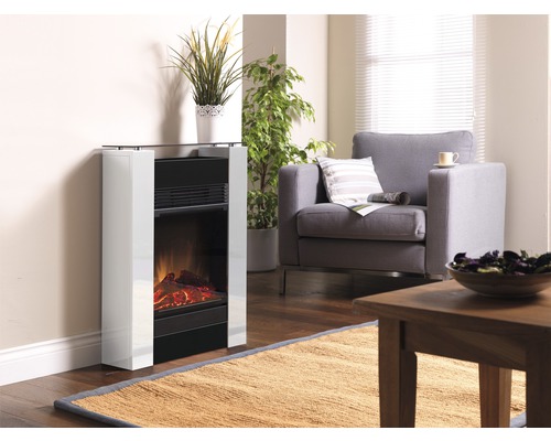 Cheminée électrique avec feu simulé dans un salon avec fauteuil et tapis