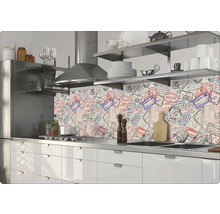 Cuisine avec crédence à motif de timbre, évier et plaque de cuisson.