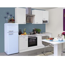 Küchenszene mit Einbauküche, Kühlschrank und Esstisch