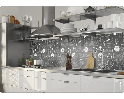 Küchenszene mit Spüle, Herd, Dunstabzugshaube, Regalen und Küchenrückwand mit Kreidezeichnung