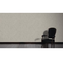 Helle Textiltapete im Wohnzimmer mit dunklem Holzfußboden und Stuhl
