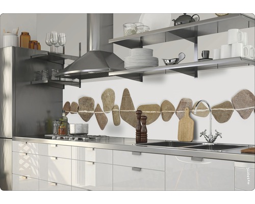 Küchenszene mit Spüle, Herd und Spritzschutz mit Steinmuster