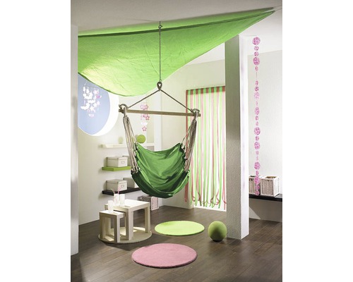 Pièce lumineuse avec fauteuil suspendu, tapis colorés et éléments décoratifs.