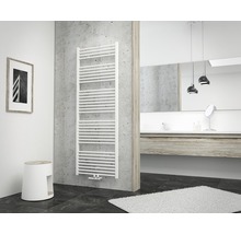 Badezimmer mit Handtuchwärmer, Waschtisch und Spiegel