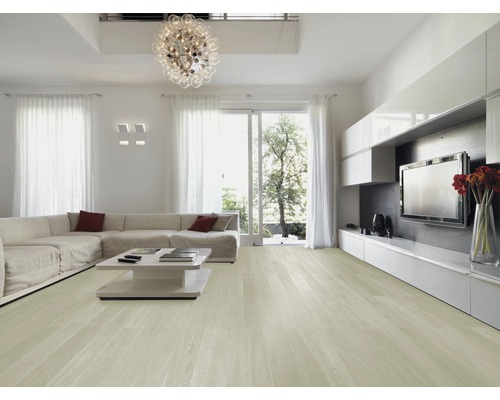 Salon lumineux avec plancher en bois, canapé d''angle, table basse et mur TV