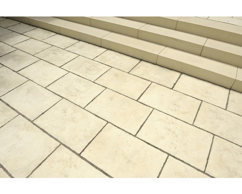 Aussenbereich mit Pflastersteinen und Treppenstufen