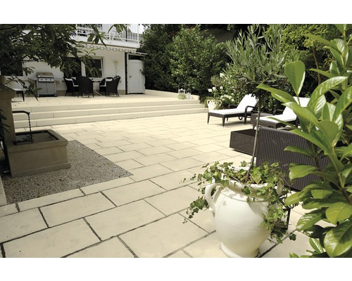 Aussenbereich mit Steinplatten, Brunnen, Gartenmöbeln und Pflanzen