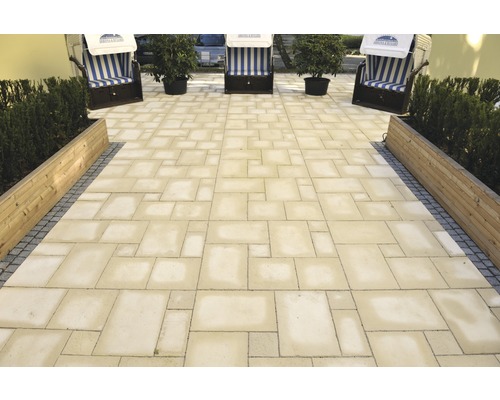 Terrasse mit Pflastersteinen und Strandkörben