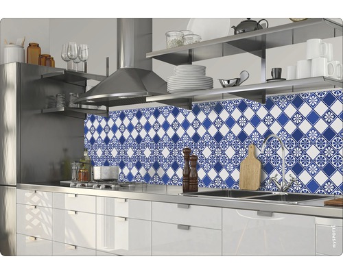 Küche mit blau weißem Fliesenspiegel
