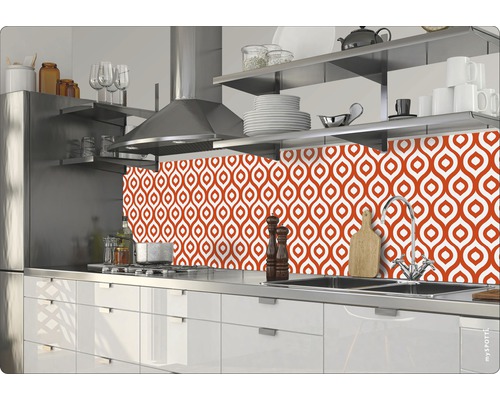 Crédence de cuisine avec motif répétitif dans une cuisine moderne.