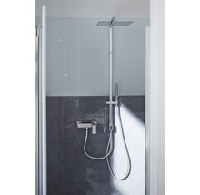 Aufnahme einer Dusche mit Duschkopf, Handbrause und Thermostat