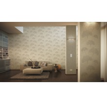 Wohnzimmer mit Sofa, Beistelltisch und Tapete mit Blattmuster