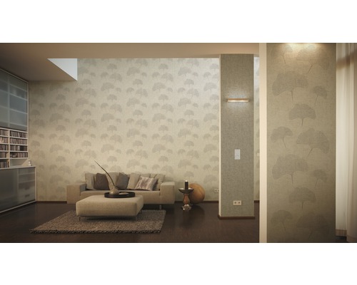 Salon avec canapé, table d''appoint et papier peint à motif de feuilles