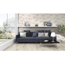 Wohnzimmer mit Sofa, Tisch, Regal und Tapete