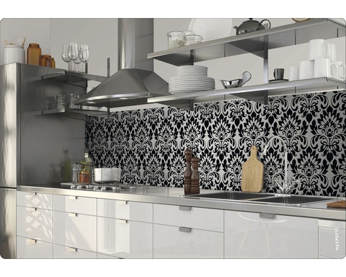 Moderne Küche mit schwarzem Ornamentmuster als Küchenrückwand