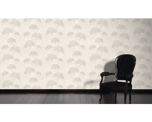 Scène avec papier peint à motifs floraux et fauteuil