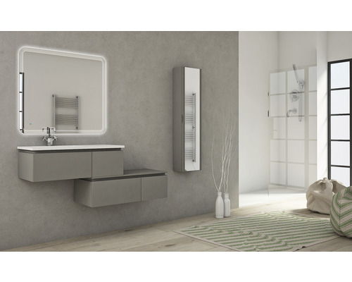 Salle de bain lumineuse avec lavabo, miroir, sèche-serviettes et douche