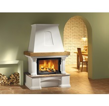Kamin mit brennendem Holz und Holzlager