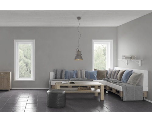 Wohnzimmer mit Sofa aus Paletten, Holztisch und Pendelleuchte