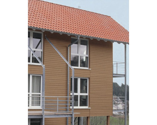 Gros plan d''un immeuble résidentiel avec façade, fenêtres et toit de tuiles