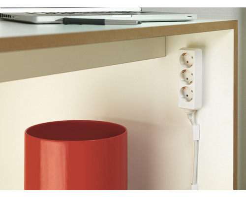 Prise triple avec câble sous un bureau