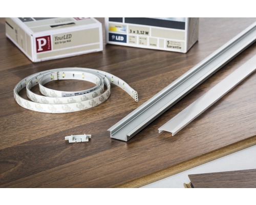 Bandes LED avec profilé en aluminium et accessoires sur plancher en bois