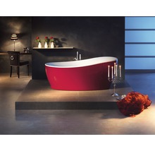 Baignoire îlot dans une salle de bains avec bureau, chaise, étagère et décoration