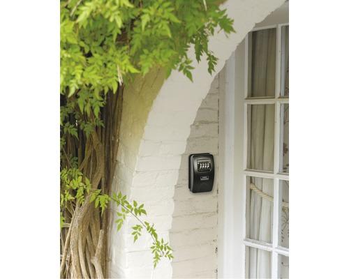 Schlüsselsafe mit Zahlencode an einer Hauswand neben einer Tür