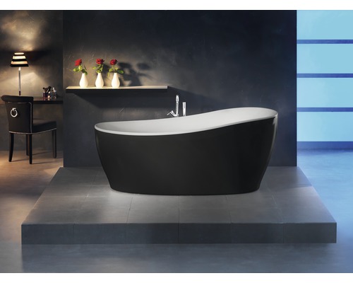 Freistehende Badewanne in einem Badezimmer mit Sessel und Dekor
