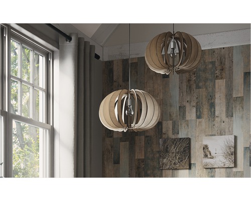 Deux suspensions en bois dans un salon moderne