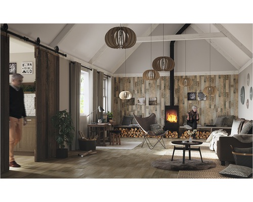 Salon avec lambris en bois, poêle à bois, suspensions et meubles de style campagnard