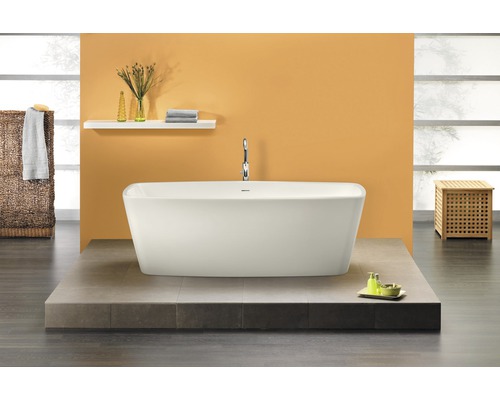 Freistehende Badewanne in Badezimmerumgebung mit Regal, Handtüchern und Dekorationen